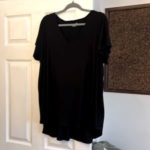 Black short sleeve tunic with longer back size 1x